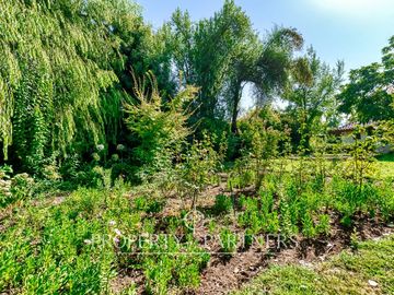 Gran Casa Chilena con excelente jardin y ubicacion en Los Nogales