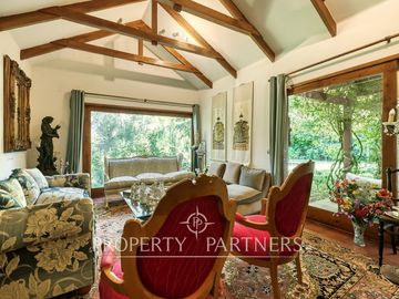 Gran Casa Chilena con excelente jardin y ubicacion en Los Nogales