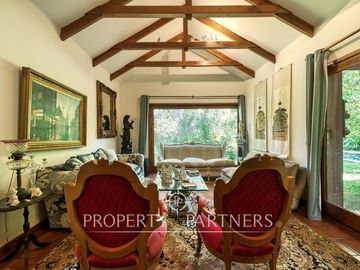 Gran Casa Chilena con excelente jardin y ubicacion en Los Nogales