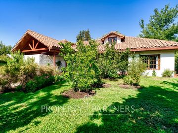 Gran Casa Chilena con excelente jardin y ubicacion en Los Nogales