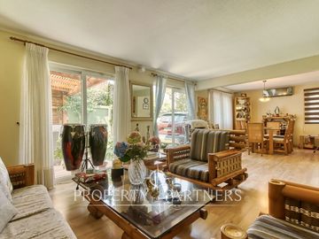 Venta de Acogedora y Luminosa Casa en Condominio. La Reina