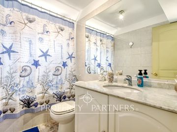Venta de Acogedora y Luminosa Casa en Condominio. La Reina