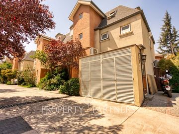 Venta de Acogedora y Luminosa Casa en Condominio. La Reina