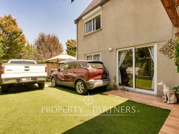 Venta de Acogedora y Luminosa Casa en Condominio. La Reina