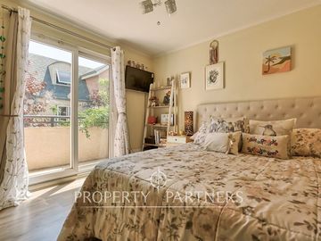 Venta de Acogedora y Luminosa Casa en Condominio. La Reina