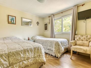 Venta de Acogedora y Luminosa Casa en Condominio. La Reina