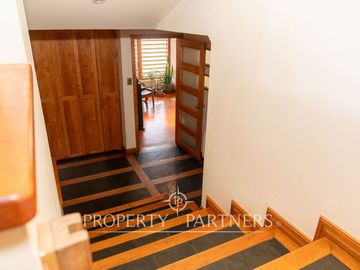 Elegante Casa Rústica con Conexión a la Naturaleza en Zona Norte