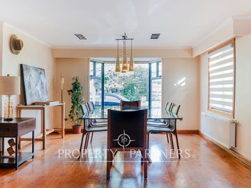 Elegante Casa Rústica con Conexión a la Naturaleza en Zona Norte