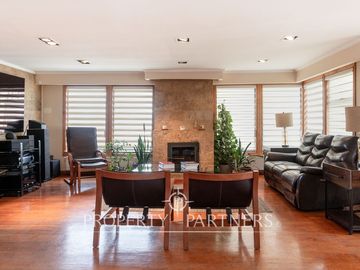 Elegante Casa Rústica con Conexión a la Naturaleza en Zona Norte