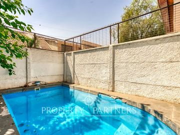 Casa de 2 pisos con piscina, a la venta en sector Parque Tobalaba, Peñalolén