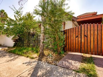 Casa de 2 pisos con piscina, a la venta en sector Parque Tobalaba, Peñalolén