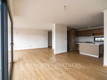 Preciosa casa mediterranea en condominio nuevo de dos niveles en Serena Golf.