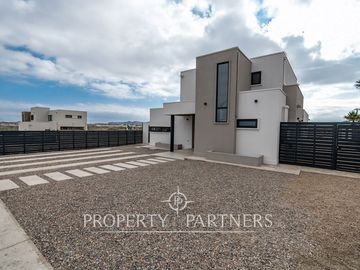Preciosa casa mediterranea en condominio nuevo de dos niveles en Serena Golf.