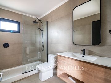 Preciosa casa mediterranea en condominio nuevo de dos niveles en Serena Golf.