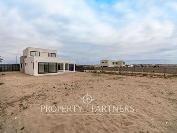 Preciosa casa mediterranea en condominio nuevo de dos niveles en Serena Golf.