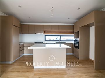 Preciosa casa mediterranea en condominio nuevo de dos niveles en Serena Golf.