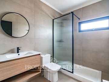 Preciosa casa mediterranea en condominio nuevo de dos niveles en Serena Golf.