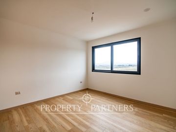 Preciosa casa mediterranea en condominio nuevo de dos niveles en Serena Golf.
