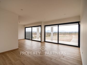 Preciosa casa mediterranea en condominio nuevo de dos niveles en Serena Golf.