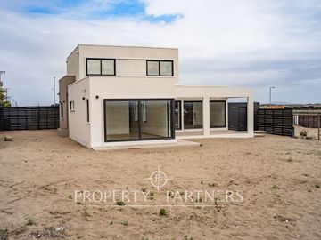 Preciosa casa mediterranea en condominio nuevo de dos niveles en Serena Golf.