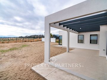 Preciosa casa mediterranea en condominio nuevo de dos niveles en Serena Golf.