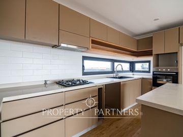 Preciosa casa mediterranea en condominio nuevo de dos niveles en Serena Golf.