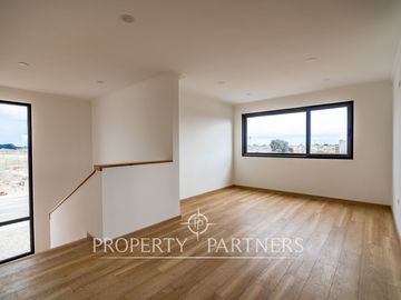 Preciosa casa mediterranea en condominio nuevo de dos niveles en Serena Golf.