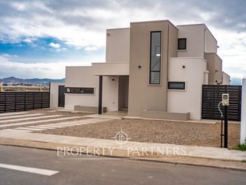 Preciosa casa mediterranea en condominio nuevo de dos niveles en Serena Golf.