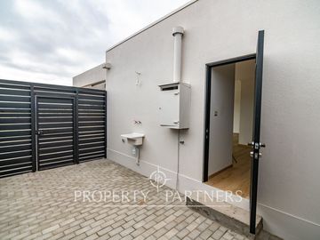 Preciosa casa mediterranea en condominio nuevo de dos niveles en Serena Golf.