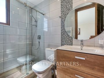 Piedra Roja, Moderna e impecable casa en Exclusivo Condominio con Cancha de golf