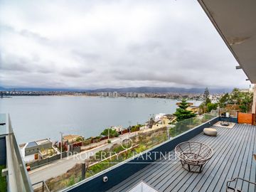 Impresionante Casa en Venta con una Espectacular Vista en La Herradura