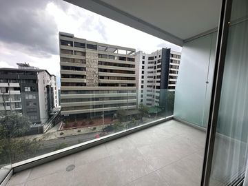 Venta suite con balcón González Suarez edif. Oh