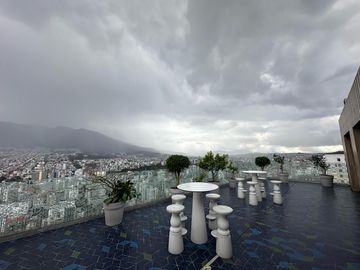 Venta suite con balcón González Suarez edif. Oh