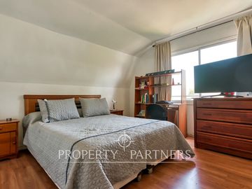 AMPLIA CASA DE TRES PISOS EN CONDOMINIO CERRADO, PEÑALOLEN