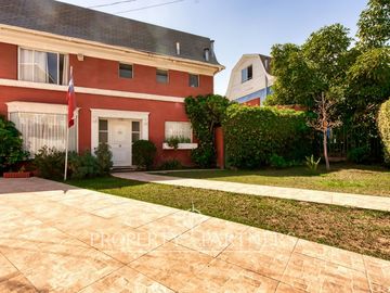 AMPLIA CASA DE TRES PISOS EN CONDOMINIO CERRADO, PEÑALOLEN