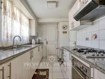 AMPLIA CASA DE TRES PISOS EN CONDOMINIO CERRADO, PEÑALOLEN