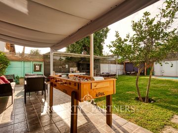 Linda e iluminada casa a la venta en La Reina