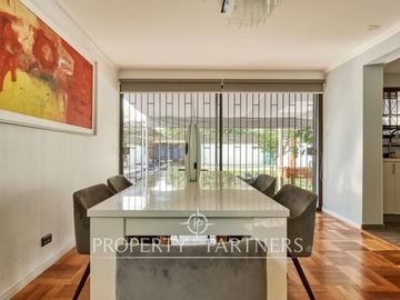 Linda e iluminada casa a la venta en La Reina