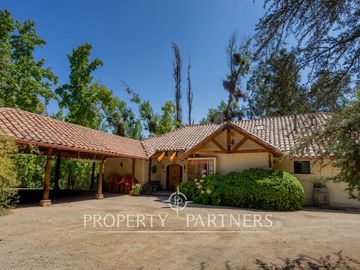 Excelente casa en parcela en céntrico sector de Pirque