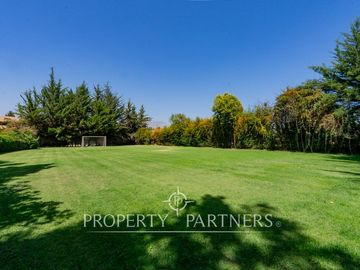 Excelente casa en parcela en céntrico sector de Pirque