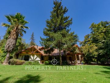 Excelente casa en parcela en céntrico sector de Pirque