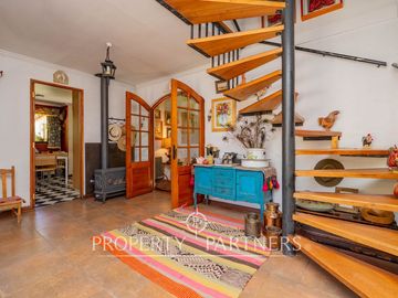 Excelente casa en parcela en céntrico sector de Pirque