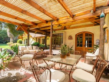 Excelente casa en parcela en céntrico sector de Pirque