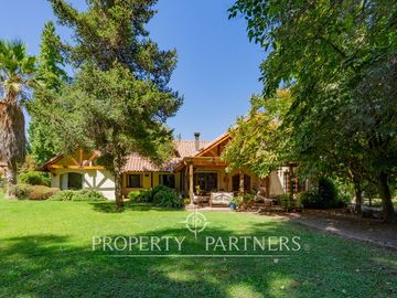 Excelente casa en parcela en céntrico sector de Pirque