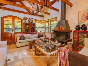 Excelente casa en parcela en céntrico sector de Pirque