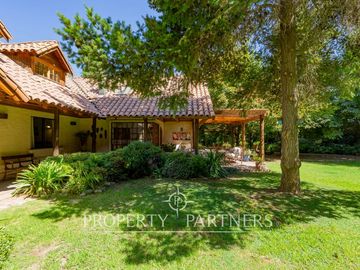 Excelente casa en parcela en céntrico sector de Pirque