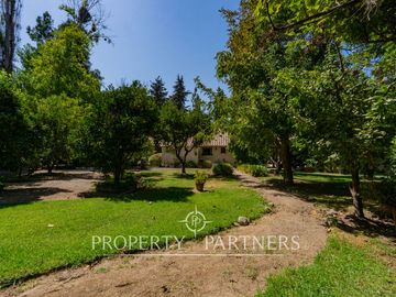 Excelente casa en parcela en céntrico sector de Pirque
