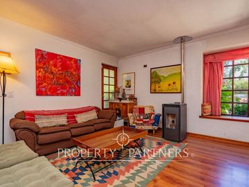 Excelente casa en parcela en céntrico sector de Pirque