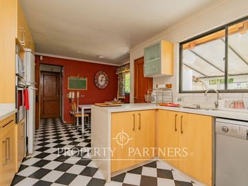 Excelente casa en parcela en céntrico sector de Pirque