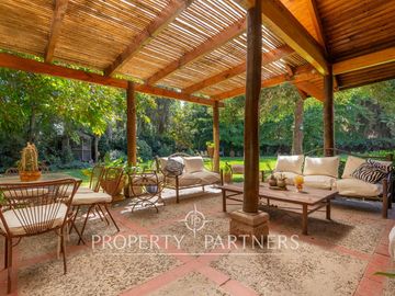 Excelente casa en parcela en céntrico sector de Pirque